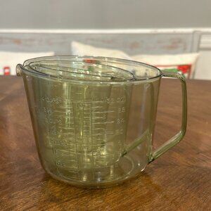 vintage Rubbermaid measuring cups (set of 3)